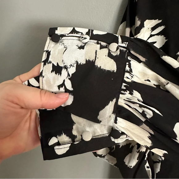 Maurices Black and Cream Flower Blouse with keyhole back. XS - Picture 3 of 9